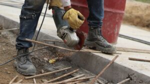 Bauarbeiter mit Sicherheitsschuhen auf der Baustelle